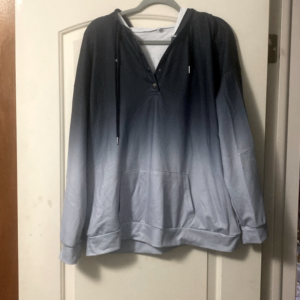 women’s hoodie, extra large. No label listed on hoodie